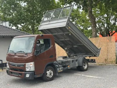 Gebraucht Mitsubishi Canter 150 PS (110 kW) 2019 Braun Van / Kleinbus