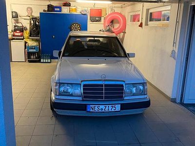 Weiß Gebraucht 1993 Mercedes E220 Limousine | 7.200 €