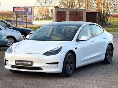 Weiß Gebraucht 2021 Tesla Model 3 Standard Range Limousine | 23.400 € (Guter Preis)