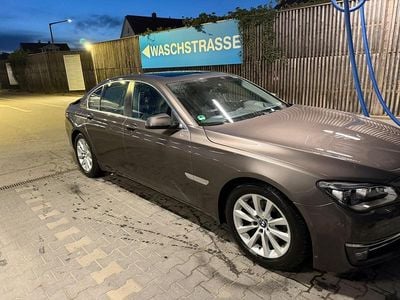Gebraucht BMW 740 303 PS (222 kW) 2014 Braun Limousine