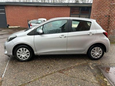 Silber Gebraucht 2014 Toyota Yaris Comfort Limousine | 7.499 € (Fairer Preis)