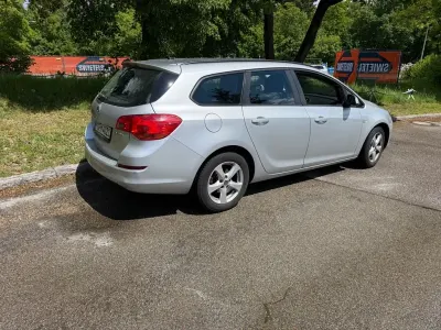 Gebraucht Opel Astra 95 PS (69 kW) 2011 Silber Kombi