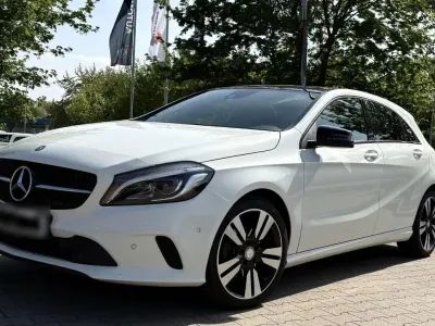 Gebraucht Mercedes A180 Urban 122 PS (89 kW) 2015 Schwarz Limousine