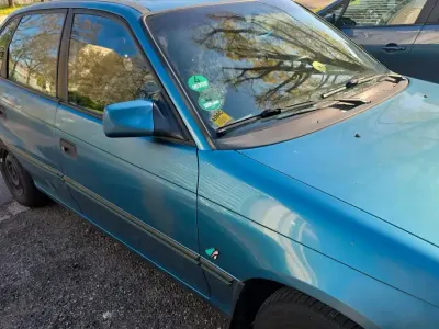 Gebraucht Opel Astra 72 PS (52 kW) 1993 Blau Kleinwagen