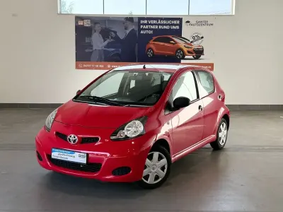Używany Toyota Aygo Basis 68 KM (50 kW) 2011 Czerwony Hatchback
