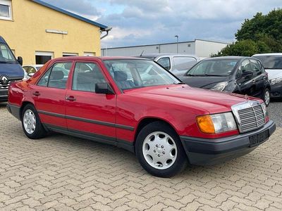 Gebraucht Mercedes 200 72 PS (52 kW) 1987 Rot Limousine