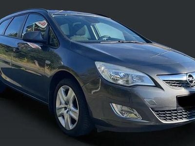 Usado Opel Astra 143 HP (105 kW) 2011 Cinzento Carrinha