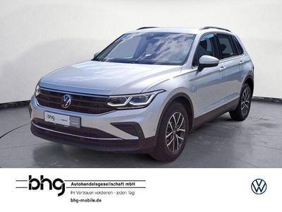 Reflexsilber metallic Gebraucht 2023 VW Tiguan Life SUV | 26.380 € (Superpreis)