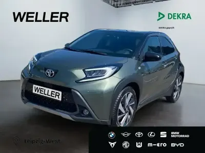 Gebraucht Toyota Aygo 72 PS (52 kW) 2023 Cardamon green / night sky black (gruen) Kleinwagen