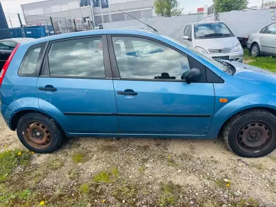 Gebraucht Ford Fiesta Futura 69 PS (50 kW) 2004 Blau Kleinwagen
