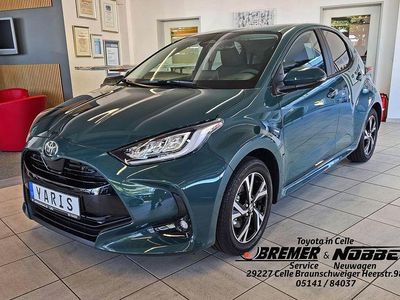 Neu Toyota Yaris Hybrid Comfort 92 PS (67 kW) 2025 Grün Limousine