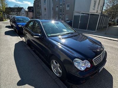 Usata Mercedes 220 150 CV (110 kW) 2005 Blu Berlina