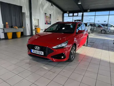 Neu Hyundai i30 140 PS (102 kW) 2025 Rot Kombi