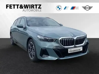 Gebraucht BMW 530e M Sport 299 PS (219 kW) 2025 Cape york grün metallic Kombi