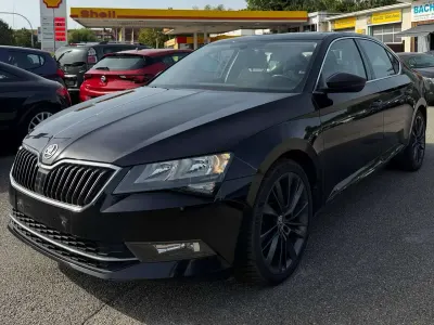Gebraucht Skoda Superb Ambition 150 PS (110 kW) 2019 Schwarzmagic perleffekt Kleinwagen