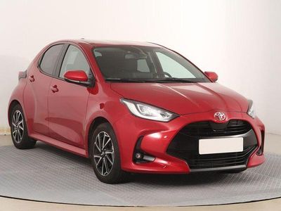 Emotional red 2 Gebraucht 2022 Toyota Yaris Comfort Limousine | 17.490 € (Fairer Preis)
