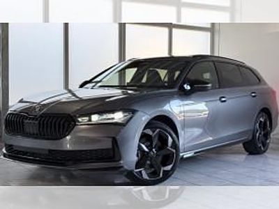 Neu Skoda Superb SportLine 204 PS (150 kW) 2025 Grau (graphitegrau metallic) Kombi