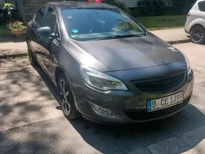 Gebraucht Opel Astra 140 PS (102 kW) 2011 Grau Limousine