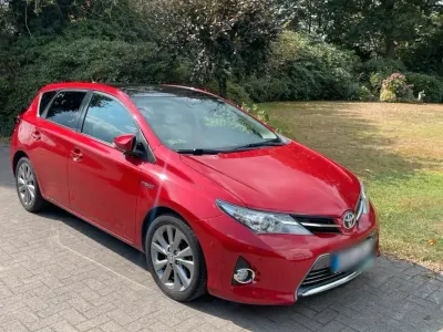 Gebraucht Toyota Auris Hybrid 136 PS (100 kW) 2014 Rot Limousine