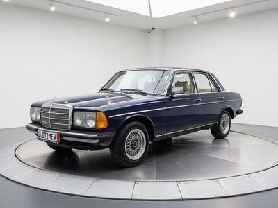Second-hand Mercedes E230 136 CP (100 kW) 1981 Albastru Berlinǎ