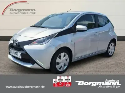 Gebraucht Toyota Aygo X-play 69 PS (50 kW) 2014 Silber Kleinwagen