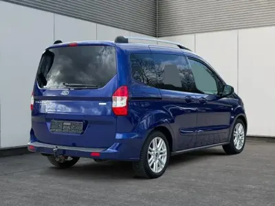 Gebraucht Ford Tourneo Courier Titanium 101 PS (74 kW) 2018 Indicblau metallic Van / Kleinbus
