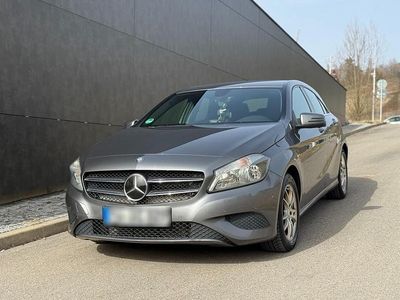 Gebraucht Mercedes A180 122 PS (89 kW) 2015 Grau Kleinwagen
