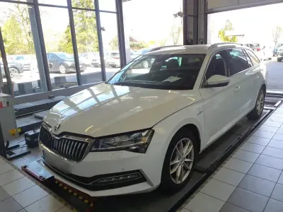 Gebraucht Skoda Superb LAURIN & KLEMENT 200 PS (147 kW) 2022 Weiß Limousine