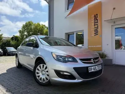 Gebraucht Opel Astra Edition 116 PS (85 kW) 2015 Silber Limousine