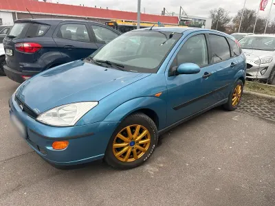 Usado Ford Focus 75 CV (55 kW) 2000 Azul Berlina