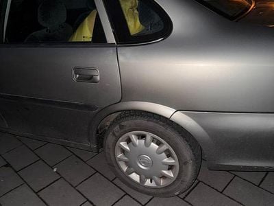 Beige Gebraucht 1998 Opel Vectra Limousine | 1.800 €