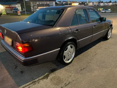 Używany Mercedes E230 132 KM (97 kW) 1991 Andere farben Sedan/Limuzyna