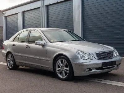 Używany Mercedes C220 143 KM (105 kW) 2003 Srebrny Sedan/Limuzyna