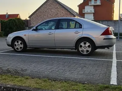 Gebraucht Ford Mondeo 110 PS (80 kW) 2002 Silber Limousine