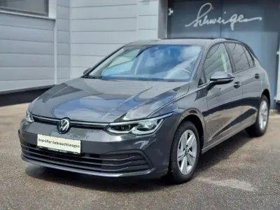 Gebraucht VW Golf VIII Life 131 PS (96 kW) 2023 Grau Limousine