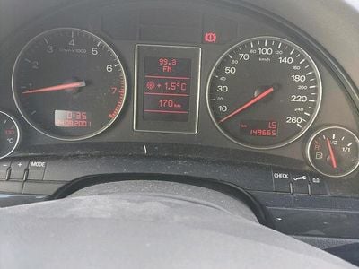 Grau Gebraucht 2001 Audi A4 Limousine | 900 € (Superpreis)