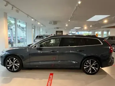 Używany Volvo V60 Core 197 KM (144 kW) 2024 Niebieski Kombi