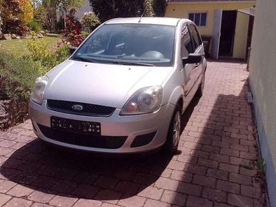 Second-hand Ford Fiesta Ambiente 80 CP (58 kW) 2007 Argintiu Hatchback