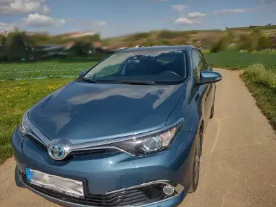 Gebraucht Toyota Auris Hybrid 136 PS (100 kW) 2016 Blau Limousine