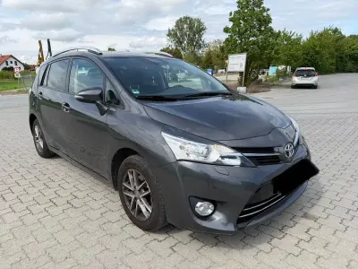 Gebraucht Toyota Verso Life 147 PS (108 kW) 2016 Grau Van / Kleinbus
