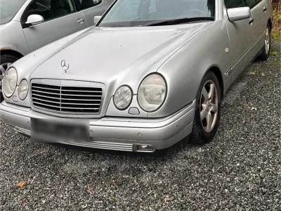 Gebraucht Mercedes E240 2001 Silber Limousine