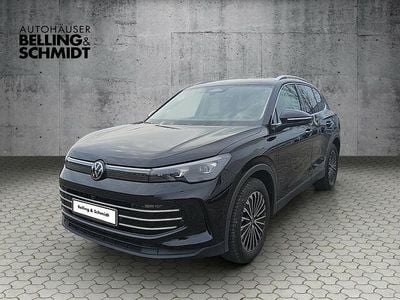 Deep black perleffekt (metallic) Gebraucht 2024 VW Tiguan Elegance SUV | 39.990 € (Fairer Preis)