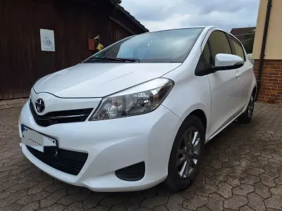 Gebraucht Toyota Yaris 99 PS (72 kW) 2013 Weiß Kleinwagen