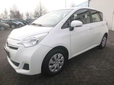 Gebraucht Toyota Verso-S Basis 99 PS (72 kW) 2012 Weiß Van / Kleinbus