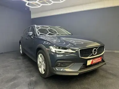Gebraucht Volvo V60 CC 197 PS (144 kW) 2021 Denim blue / metallic Kombi