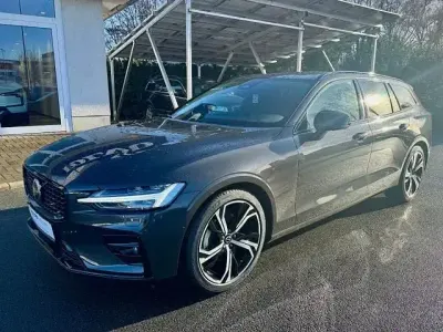 Używany Volvo V60 Plus 197 KM (144 kW) 2025 Szary Kombi