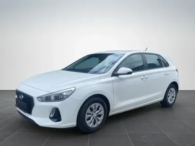 Gebraucht Hyundai i30 Select 120 PS (88 kW) 2017 Weiß Limousine
