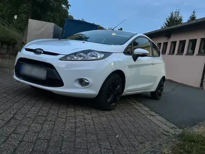 Gebraucht Ford Fiesta 60 PS (44 kW) 2011 Weiß Kleinwagen