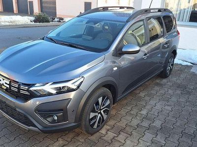 Neu Dacia Jogger Expression 101 PS (74 kW) 2026 Grau Van / Kleinbus