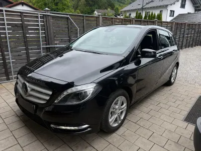 Używany Mercedes B200 136 KM (100 kW) 2012 Czarny Minivan